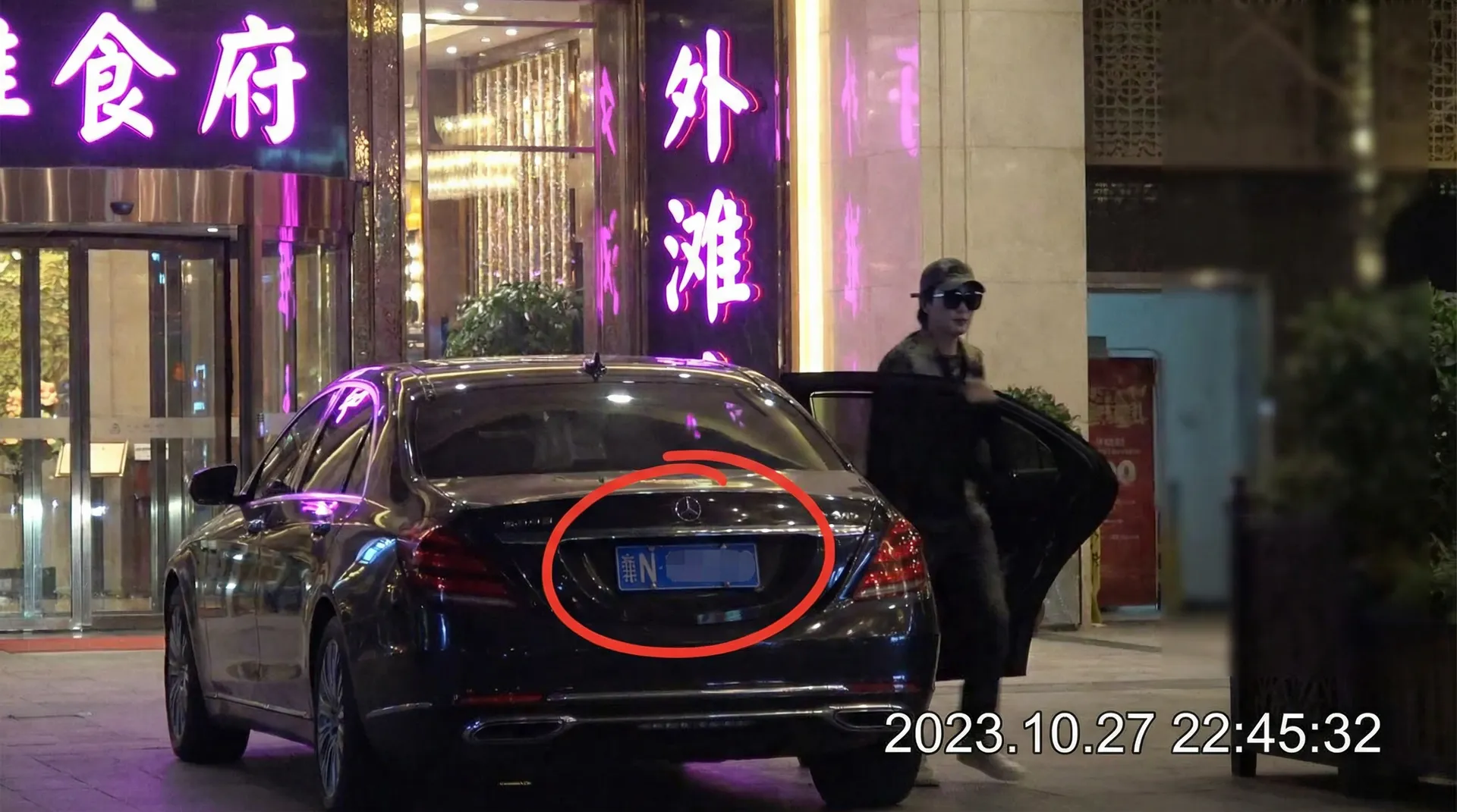 火博体育网站网址 - 豪车餐厅外偷拍